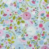 Lichtblauw met gestileerde pastel veldbloemen