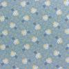 6747 - Licht blauw met witte en creme bloemen, takjes en stipje