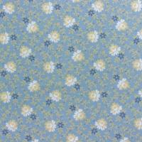 Licht blauw met witte en creme bloemen, takjes en stipje